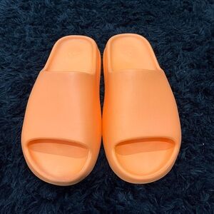 EUC- Adidas Yeezy Slides 'Enflame Orange Sz. 12